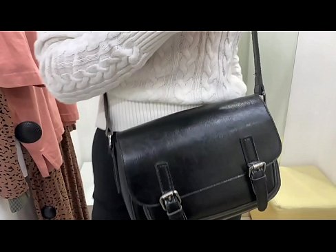 ❤️ Masturbarea în public a tinerei târfe FeralBerry cu un dildo în cabina de probă at ro.raceporn.ru ❌